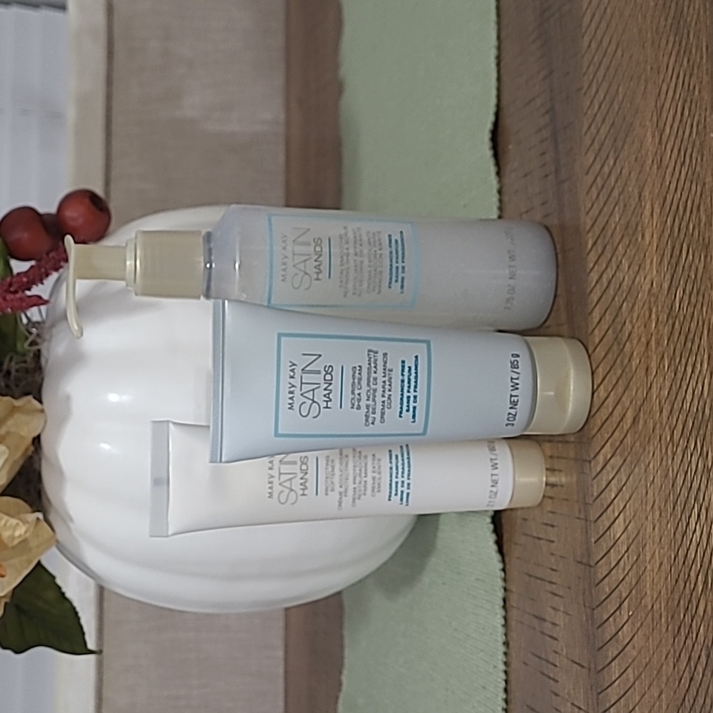 Mary Kay Satin Hands Set Frangrance Free NWOT